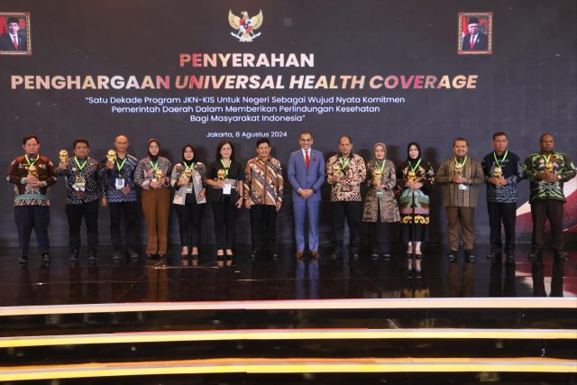 Terima Penghargaan UHC Award 2024, Bupati Kediri Tekankan Peningkatan Mutu Pelayanan Kesehatan 