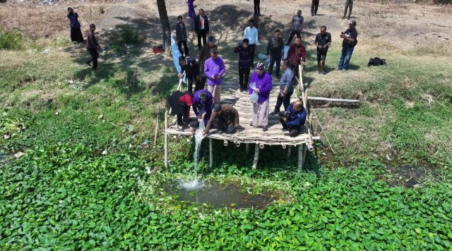 Pj Wali Kota Kediri Zanariah Tebar 35.000 Benih Ikan Bersama WWI Regional Kediri di Sungai Brantas