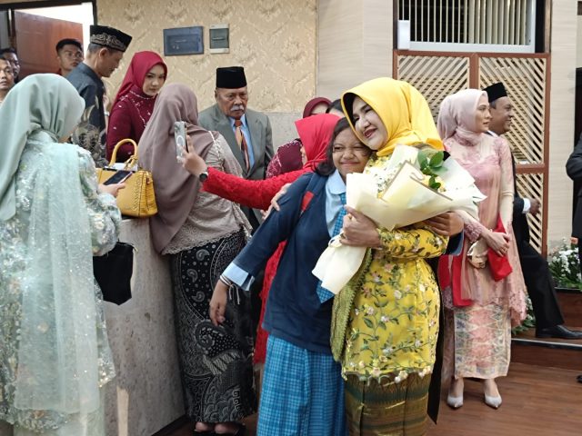 Siswi SMP Jalan Kaki ke Gedung Parlemen, Beri Seikat Bunga untuk Neneknya yang Dilantik Jadi Anggota DPRD