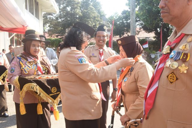 Apel Besar Hari Pramuka ke-63, Pj Wali Kota Kediri Sematkan Tanda Penghargaan Gerakan Pramuka 