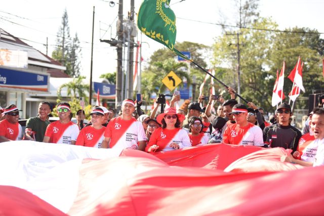 Pj Wali Kota Kediri Zanariah Ikuti Kirab Merah Putih Raksasa 