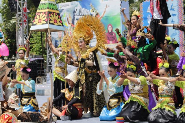 Ribuan Penari Nusantara Meriahkan Situbondo Event Situbondo Ethnic Festival 2024