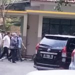 Geledah Rumah Dinas Bupati dan Kantor PUPP Situbondo, Penyidik KPK Bawa Sejumlah Dokumen 