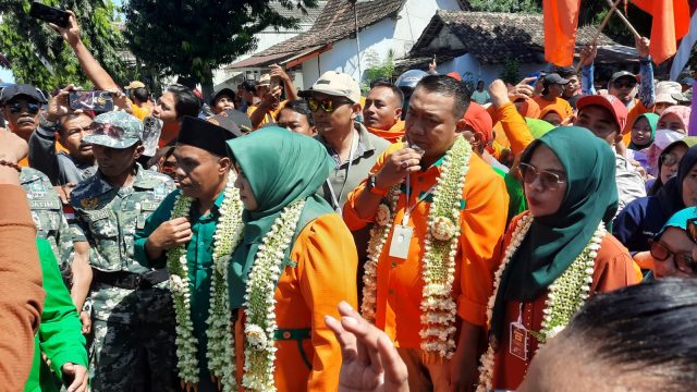 Dikawal Ribuan Pendukung dan 7 Parpol Pengusung, Pasangan Rio-Ulfi Jalan Kaki Menuju Kantor KPU