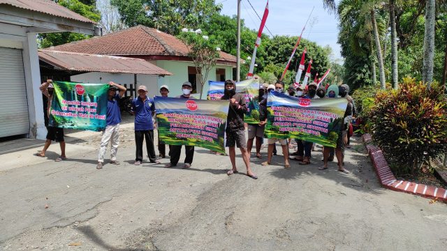 Tolak Perpanjangan Ijin Penambangan PT EPAS, Warga Demo Kantor PTPN Ngrangkah Pawon