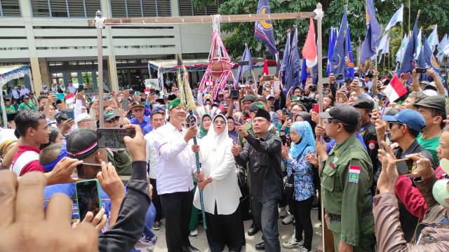 Daftar ke KPU Kediri, Pasangan Deny – Mudawamah Diiringi Alunan Sholawat