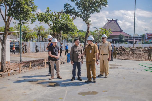 Bupati Jember Cek Progres Pembangunan Alun-alun, Ini Sejumlah Arahannya