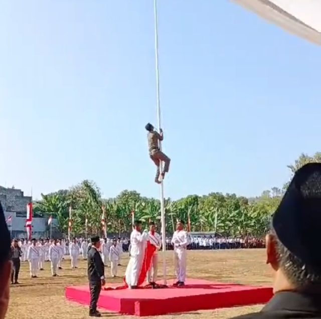 Upacara HUT RI ke 79 di Paciran Lamongan, Bendera Merah Putih Jatuh saat Dikibarkan