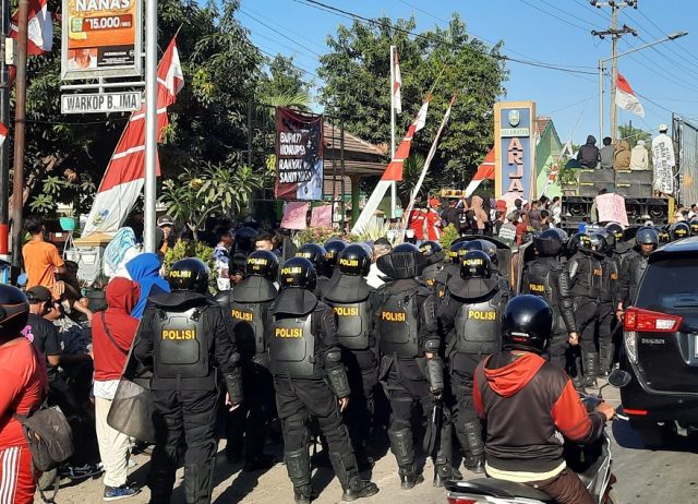 Aksi Demo di Situbondo Makan Korban, Wartawan Foto Antara Kena Lempar Batu 