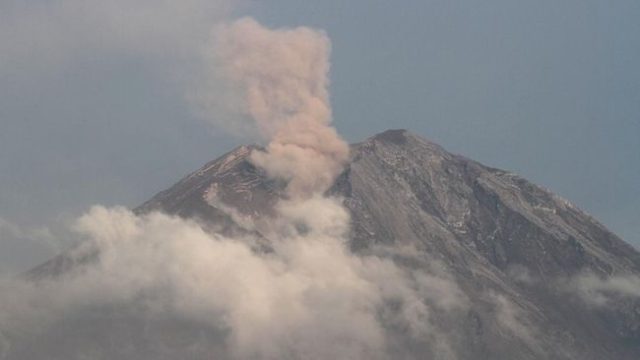 Gunung Semeru Lumajang, Erupsi dengan Letusan Abu Vulkanik ke Arah Barat Daya