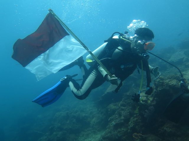 Sambut HUT Kemerdekaan RI, Belasan Penyelam Situbondo Kibarkan Bendera Merah Putih di Dasar Laut 