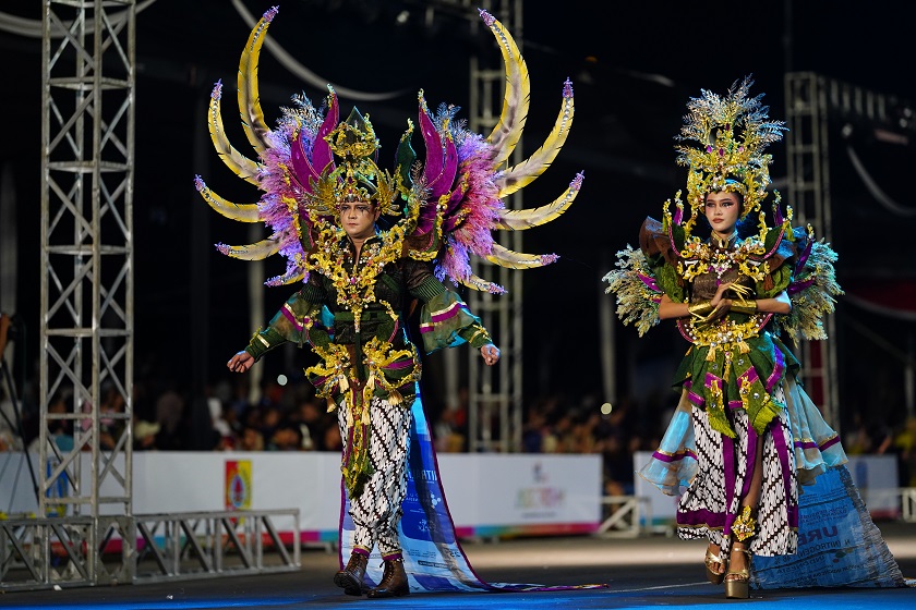 Puluhan Busana JFC Jember Dibuat dari Kantong Pupuk, Unik Upaya Dukung UMKM