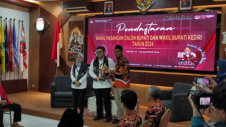 Pasangan Hanindhito-Dewi Resmi Daftar ke KPU Kabupaten Kediri