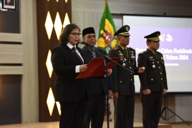 Pj Wali Kota Kediri Zanariah Kukuhkan Anggota Paskibraka Kota Kediri Tahun 2024