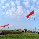 Di Lahan Pemkab Jember, Bendera Raksasa dan Kain Sepanjang 100 Meter dikibarkan 