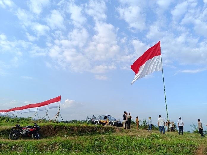 Di Lahan Pemkab Jember, Bendera Raksasa dan Kain Sepanjang 100 Meter dikibarkan 