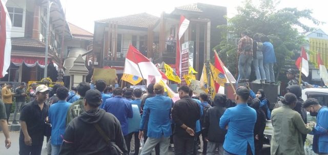 Kawal Putusan MK, PMII Situbondo Luruk Kantor DPRD dan KPU