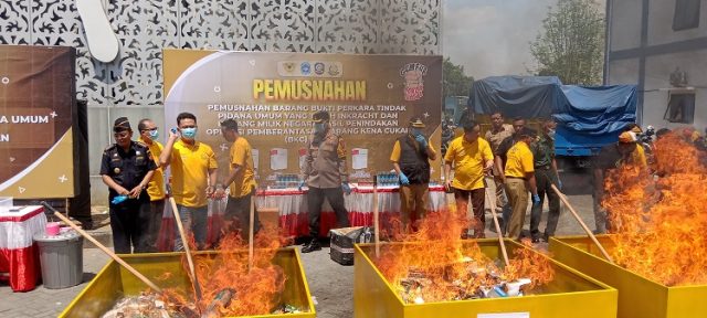 Sejuta Batang Lebih Rokok Ilegal Hasil Tangkapan Satpol PP Lamongan, Dimusnahkan