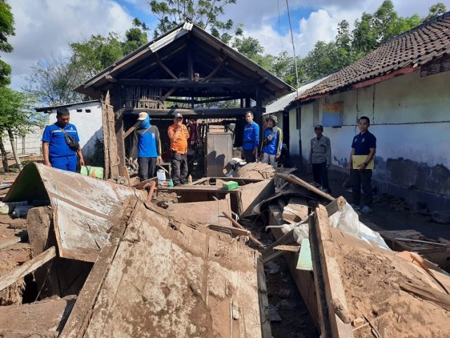 Diterjang Angin Kencang, Rumah Warga Miskin Situbondo Ambruk Rata dengan Tanah 