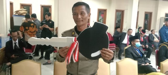 Berani Panjat Tiang Bendera saat Upacara HUT RI ke 79 Diberi Motor Bupati Yuhronur