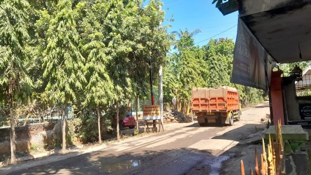 Dilintasi Ratusan Dum Truk Muatan Material Tol Probowangi, Warga Situbondo Mengeluh