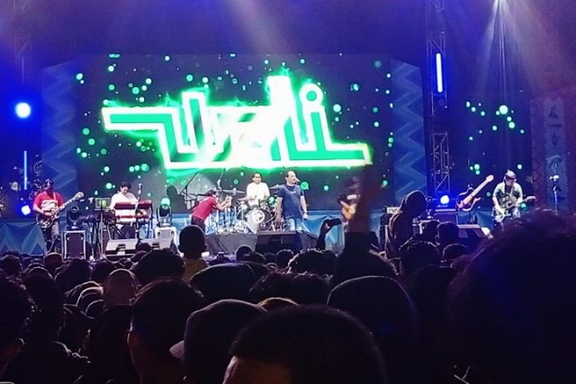 Tampilkan Lagu Hitnya, Grup Band Wali Hipnotis Ribuan Waga Situbodo