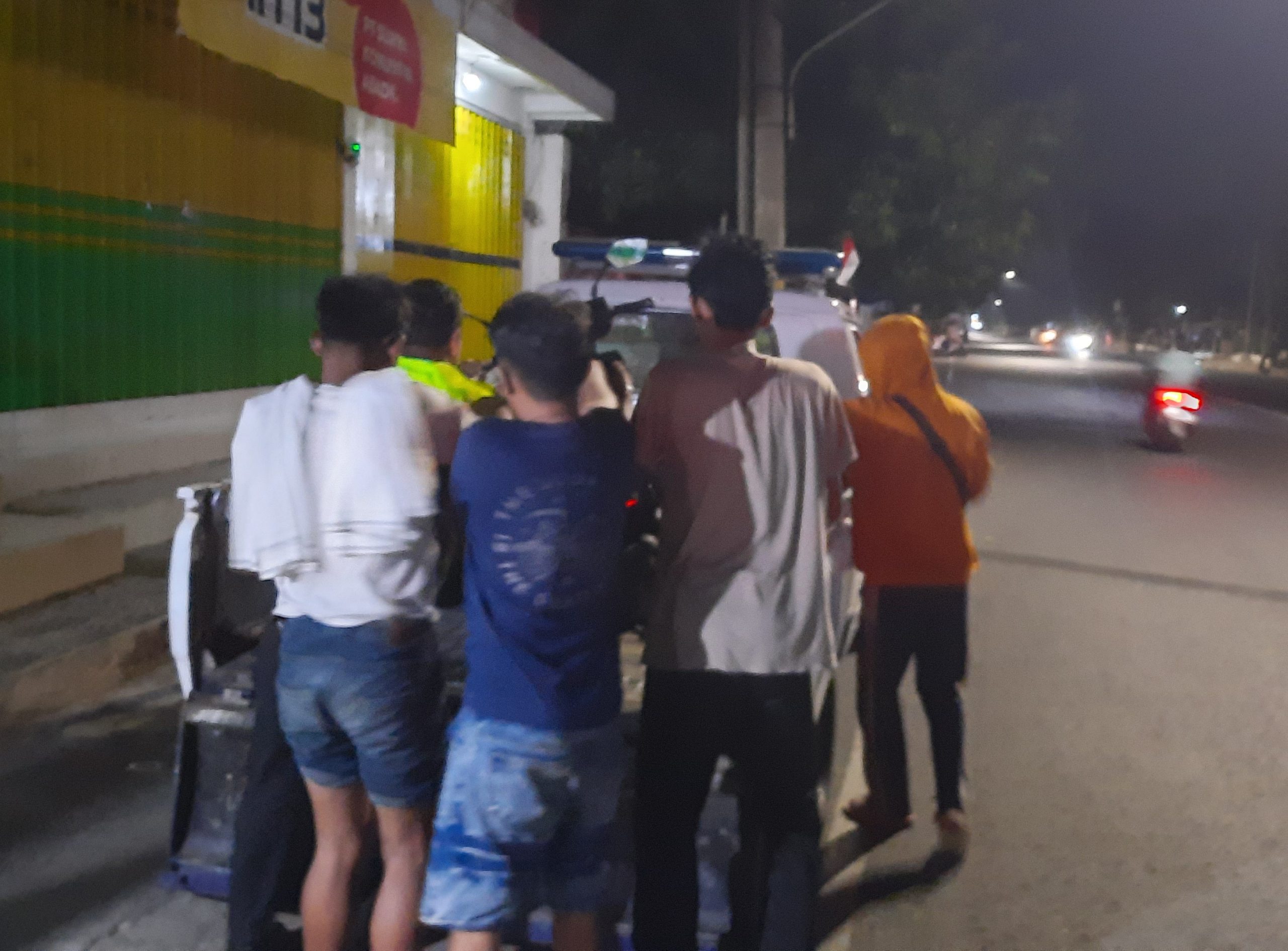 Nyelonong, Tiga Pemuda Bunyek Hantam Mobil