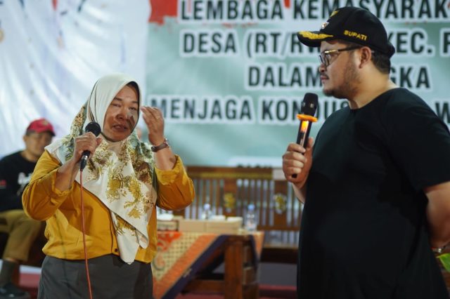 Bu RT di Kediri Ini Menangis Saat Bertemu Bupati Dhito, Ini Penyebabnya