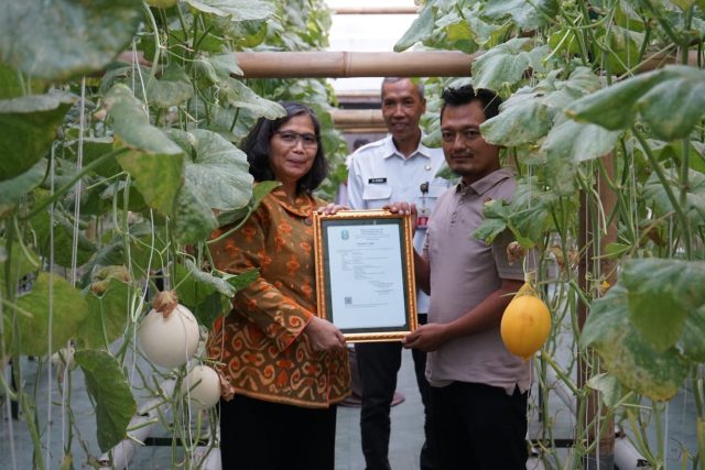 Pj Wali Kota Kediri Serahkan Sertifikat Prima 3 dan Izin Edar PSAT-PDUK