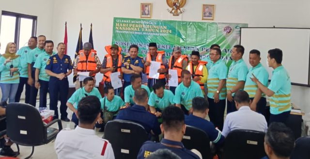 Kampanye Keselamatan Laut, KSOP Kelas IV Panarukan Bagikan Ratusan Life Jacket ke Nelayan