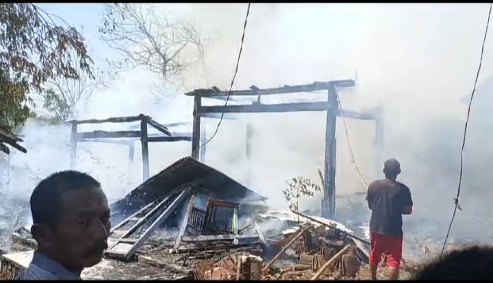 2 Rumah Hangus Terbakar, Nenek 100 Tahun Nyaris Terpanggang di Dalam Rumahnya