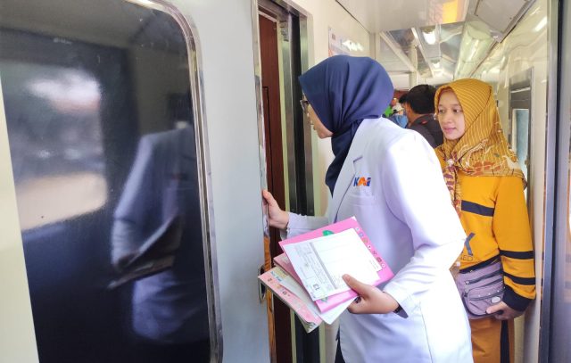 Sebanyak 300 Warga Periksa Kesehatan di Atas Gerbong Kereta, Ibu Hamil: Aneh Tapi Seru 