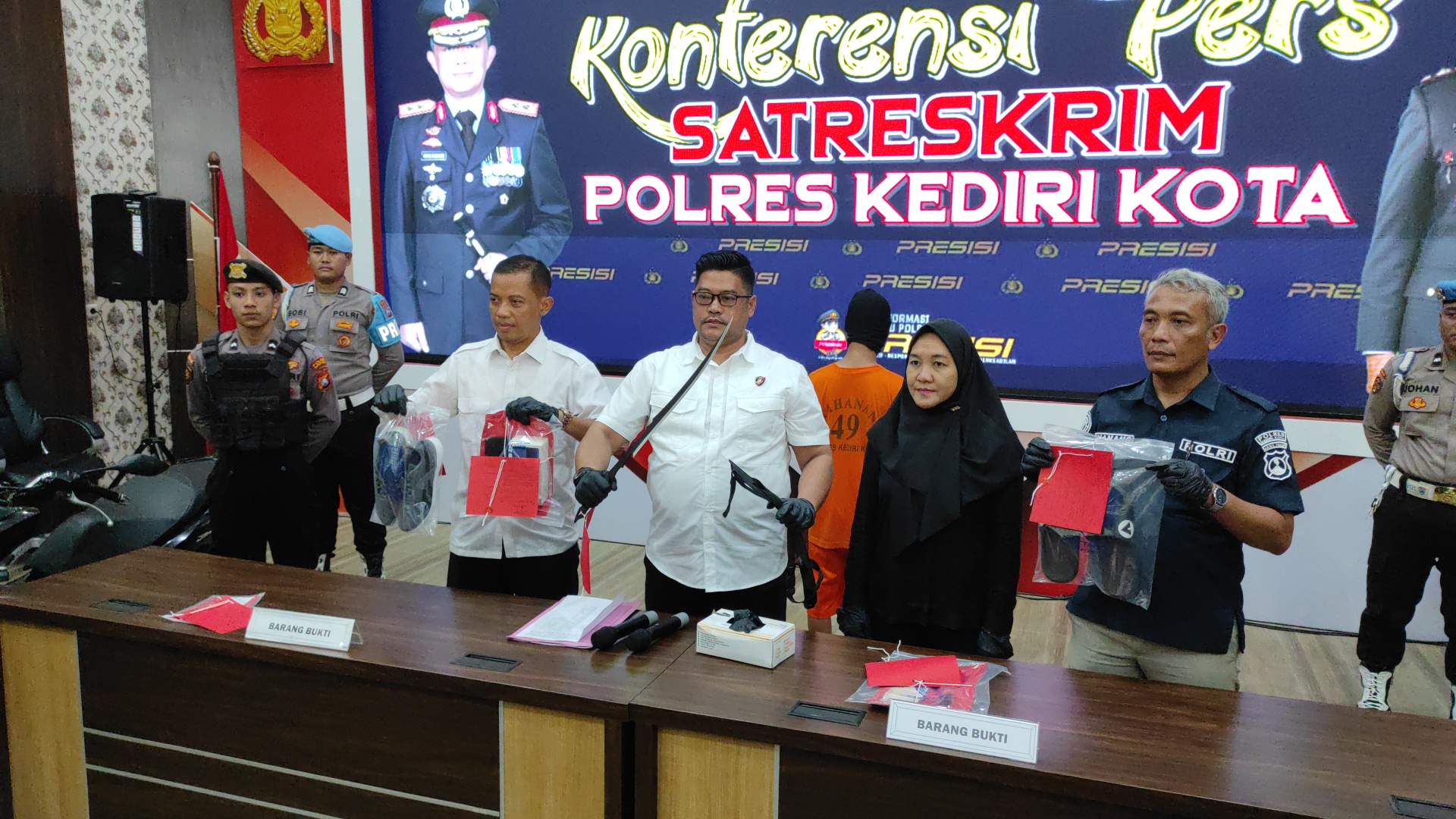 Polres Kediri Kota Bekuk Perampok Bersajam yang Satroni 2 Minimarket