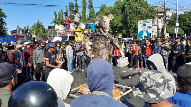 Ribuan Massa Situbondo, Kembali Demo Desak Bupati Karna Ditangkap 