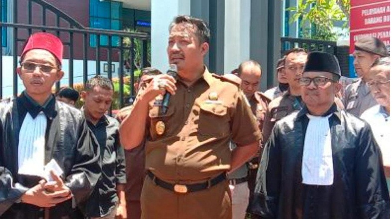 Puluhan Lansia Geruduk Kejari Bondowoso, Imbas Penipuan Oknum Pegawai BRI