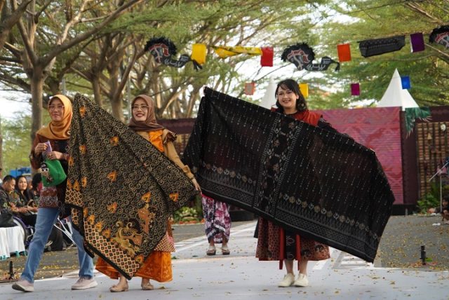 Kediri Fashion Batik Festival 2024, Mbak Cicha Berharap IKM Termotivasi Ekspansi Lebih Luas