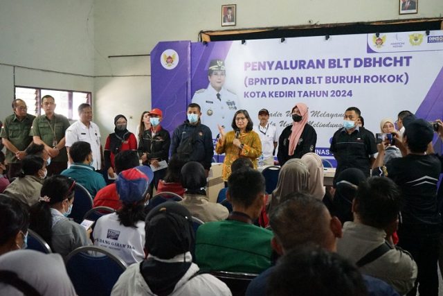 Pesan Pj Wali Kota Kediri Saat Serahkan BLT Buruh Rokok