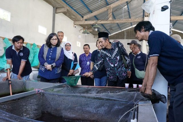 Pj Wali Kota Kediri Serahkan Bantuan Hibah 13 Unit Bak Kolam Fiber