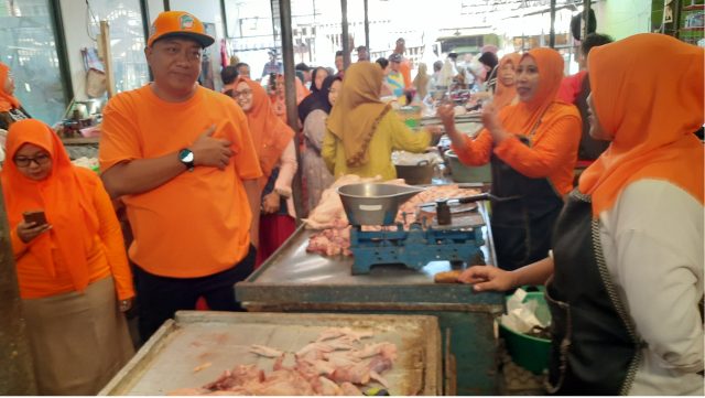 Borong Sayur dan Ikan, Mas Rio Cabup Situbondo Dikerubuti Warga