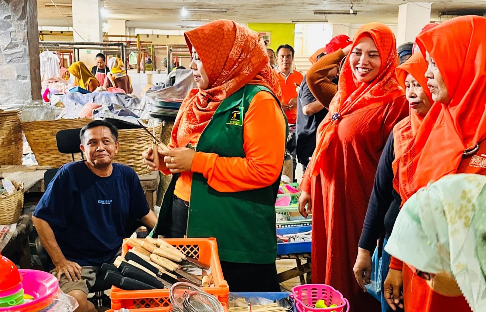 Blusukan ke Pasar Tradisional Asembagus, Mbak Ulfi Dicurhati Pedagang 