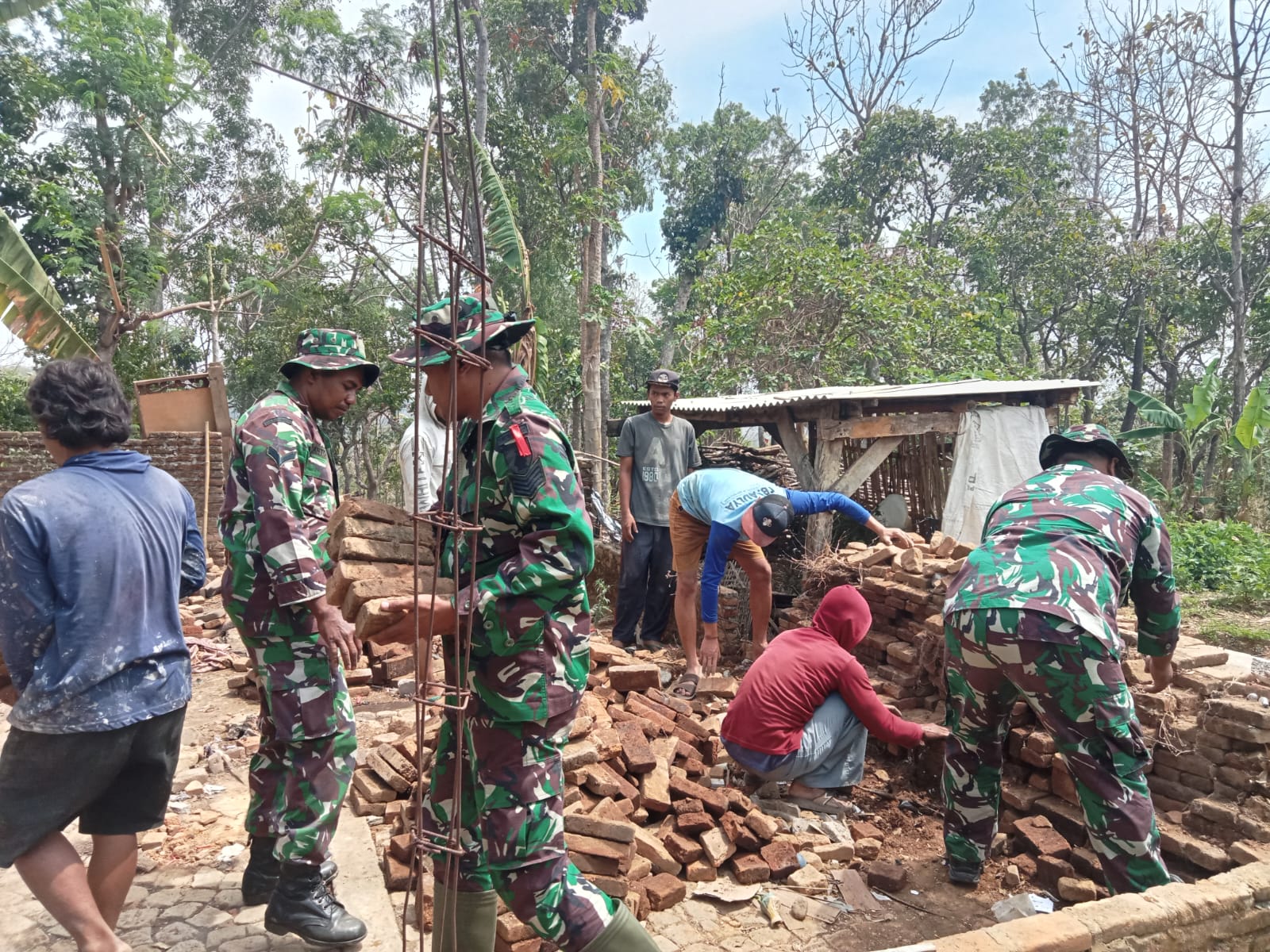 Satgas TMMD Bongkar Rumah Tidak Layak Huni di Kediri