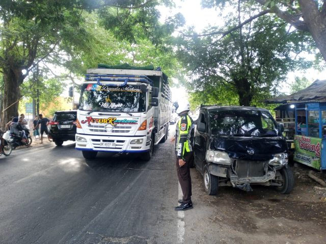 Diduga Sopir Honda Jazz Ugal-ugalan, Tabrakan Beruntun Terjadi di Jalur Pantura Situbondo