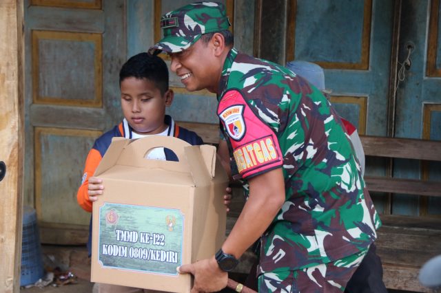 Peduli Penyandang Disabilitas, Dansatgas TMMD Ke-122 Beri Bantuan Sembako