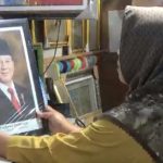 Jelang Pelantikan Presiden, Pedagang Foto Prabowo – Gibran Tuai Berkah