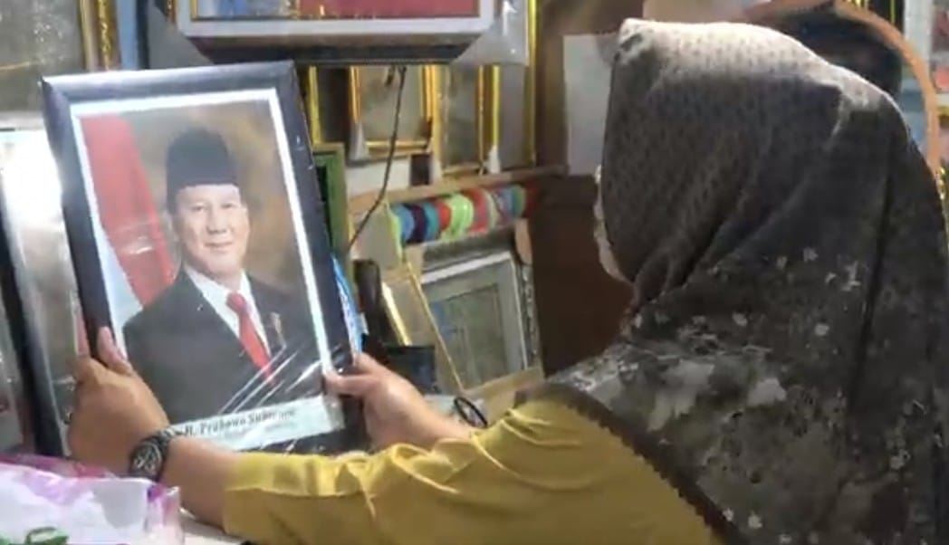 Jelang Pelantikan Presiden, Pedagang Foto Prabowo – Gibran Tuai Berkah