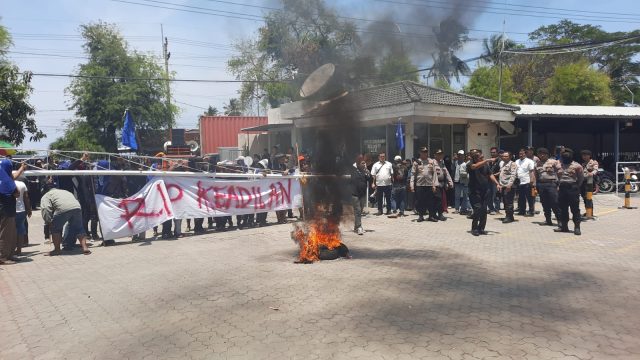 Upahnya Tak Dibayar Selama 4 Bulan, Ratusan Karyawan Geruduk Kantor PT PMMP Situbondo