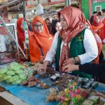 Blusukan ke Pasar Mangaran, Cawabup Situbondo Mbak Ulfi Sapa Emak-emak Borong Sayur dan Kue 