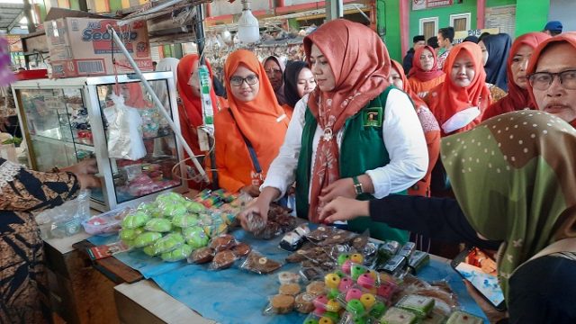 Blusukan ke Pasar Mangaran, Cawabup Situbondo Mbak Ulfi Sapa Emak-emak Borong Sayur dan Kue 