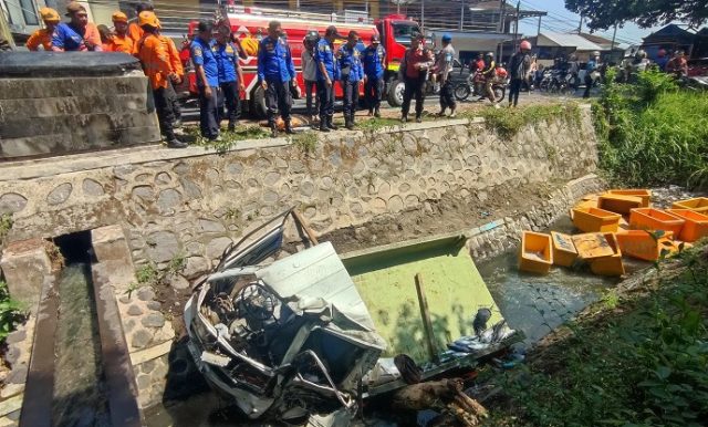 Diduga Sopir Ngantuk, Mobil Pikap di Bondowoso Nyungsep ke Selokan