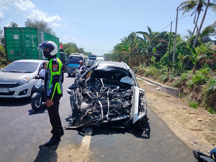 Tabrakan Truk Fuso Vs Honda BRV di Situbondo, Bapak Luka Parah Dua Anaknya Kritis 